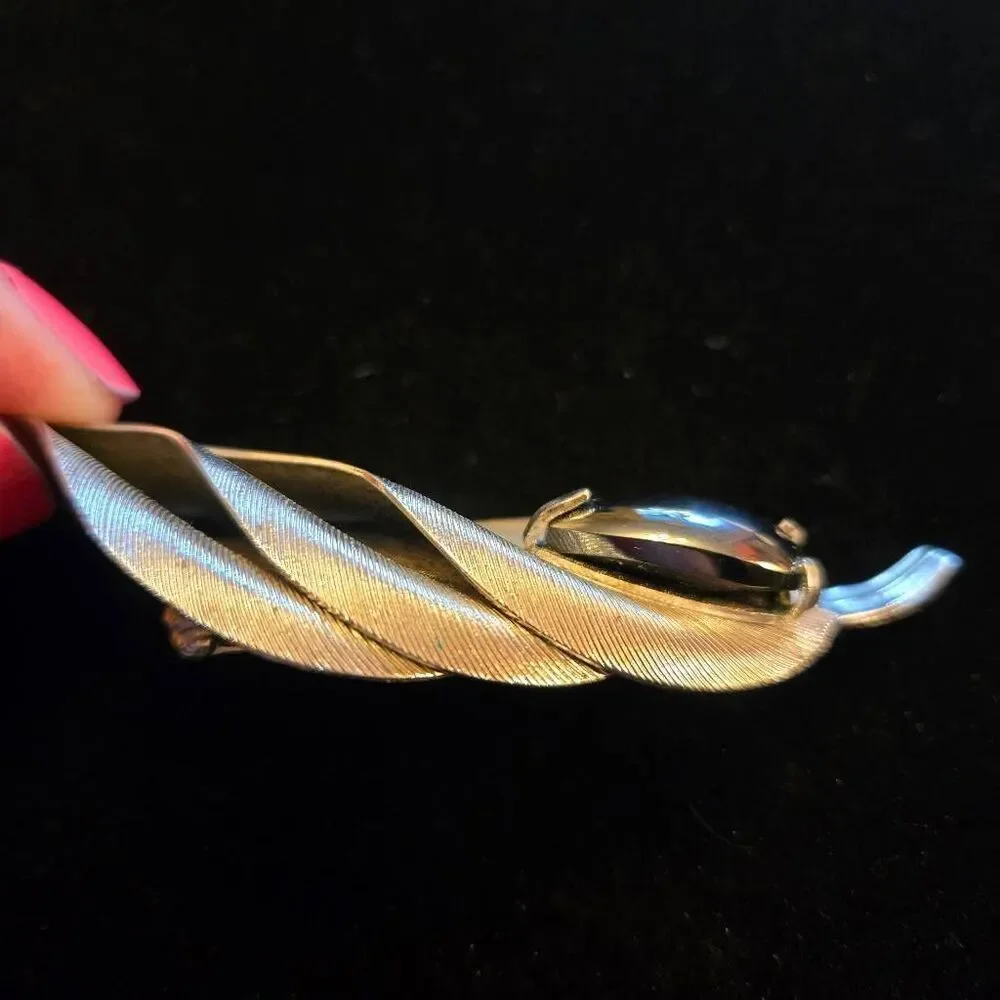 Vintage Silver Leaf Breoch Pin with Dark Silver Stone